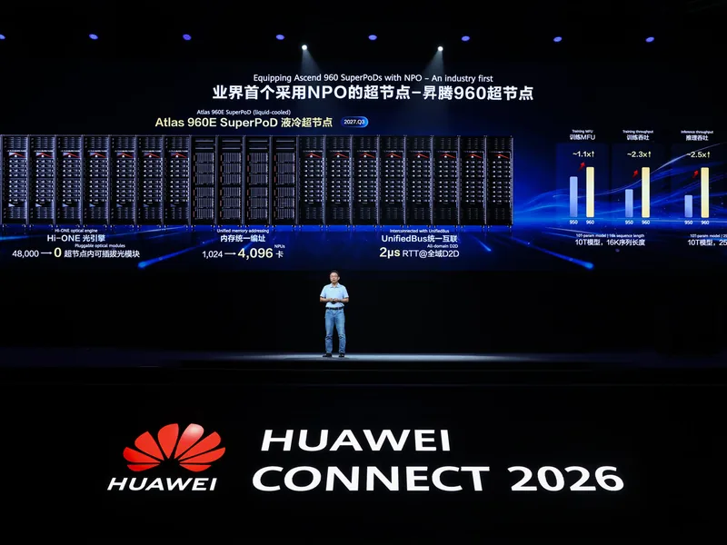 华为全联接大会2026发布会现场，大屏幕展示业界首个采用NPO技术的昇腾960超节点