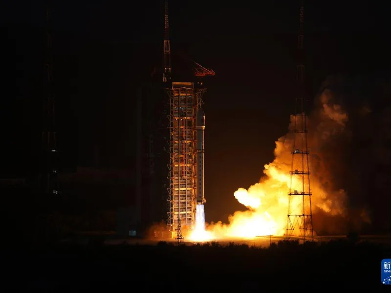长征二号丁运载火箭在太原卫星发射中心夜间点火升空，尾部喷射出明亮火焰